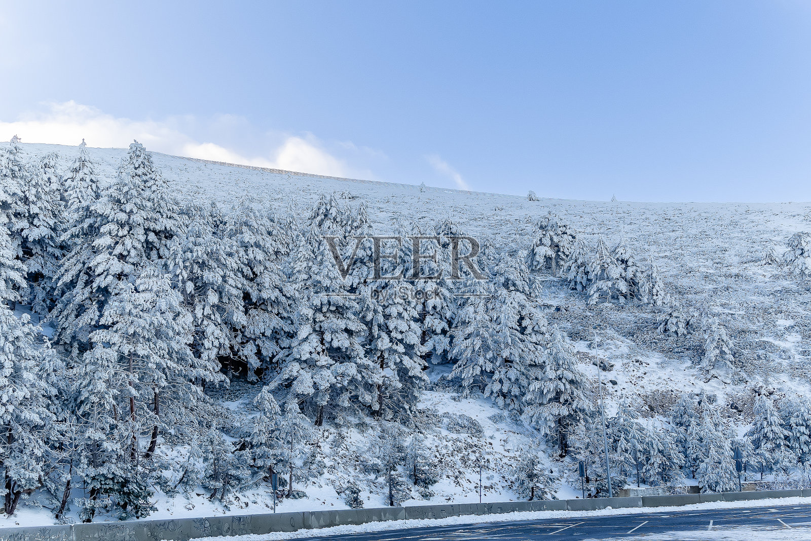 2024年2月，马德里瓜达拉马山脉的科托斯港雪景照片摄影图片