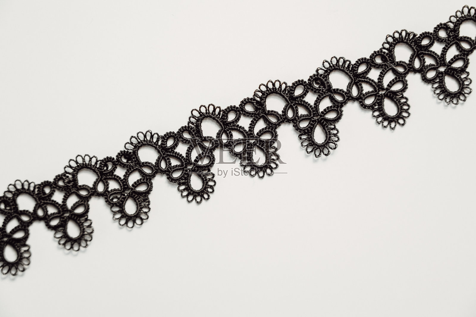 手工首饰俯视图。用编织或轻浮的概念制作的项链或手镯。复制空间横幅照片摄影图片