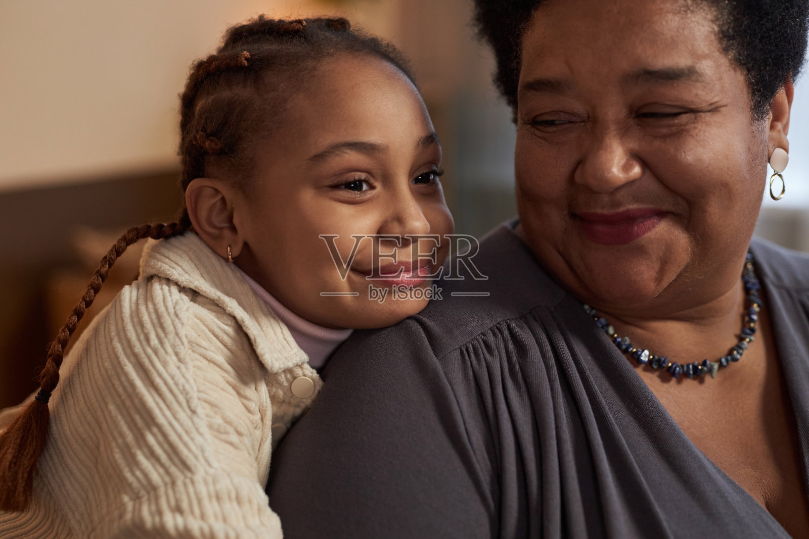 小女孩拥抱微笑的奶奶照片摄影图片