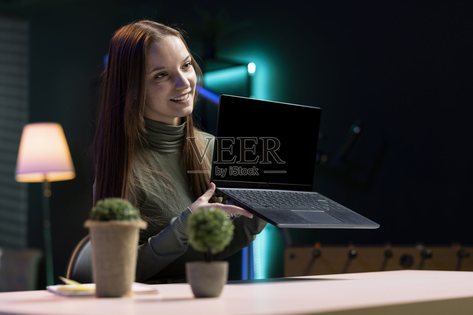 微笑的Z世代在线节目主持人拍摄关于最佳笔记本电脑发布的内容照片摄影图片