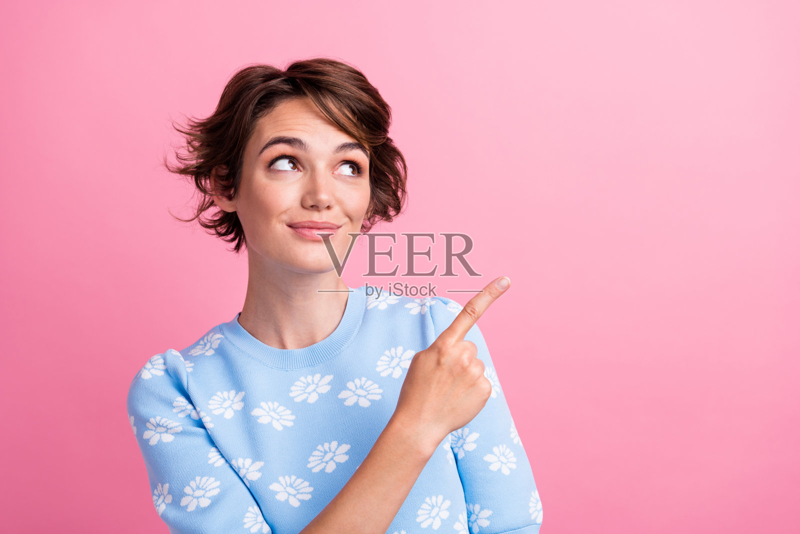 可爱可爱的人的肖像看起来直接手指空白的空间命题孤立在粉红色的背景照片摄影图片