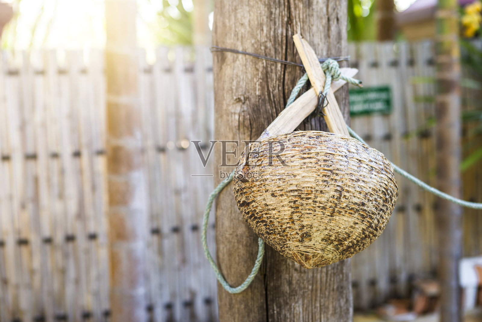 传统泰式木桶挂在木杆上照片摄影图片