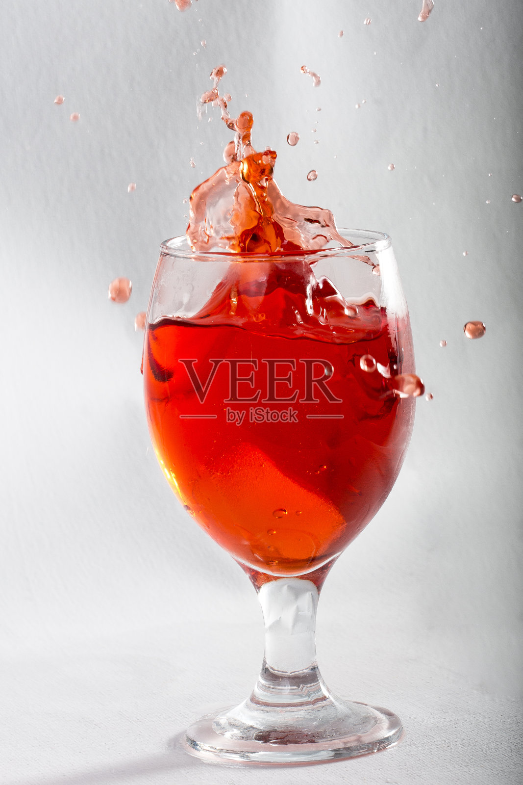 红色饮料，用玻璃杯加冰照片摄影图片