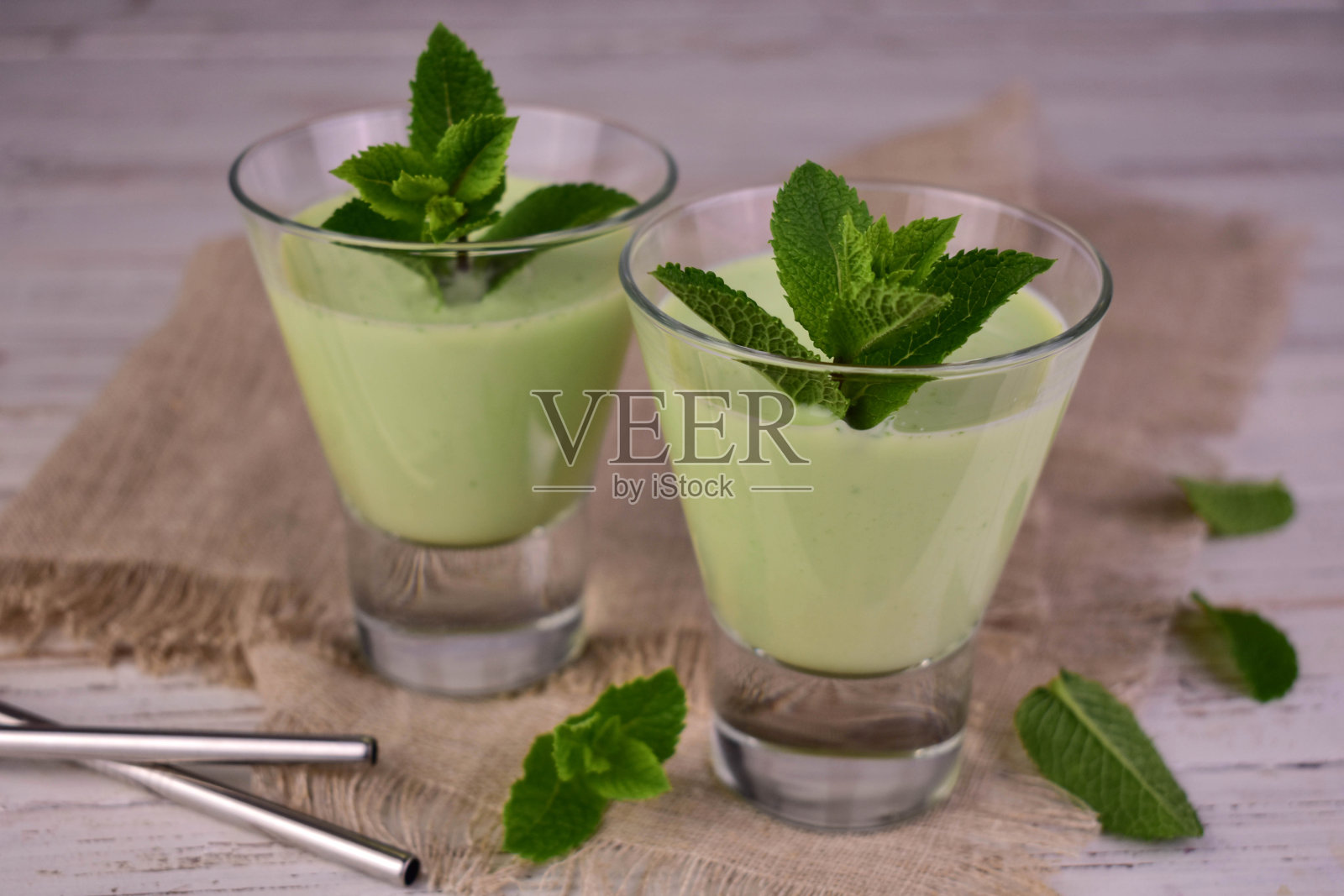 薄荷奶昔。清凉的夏日饮品。照片摄影图片