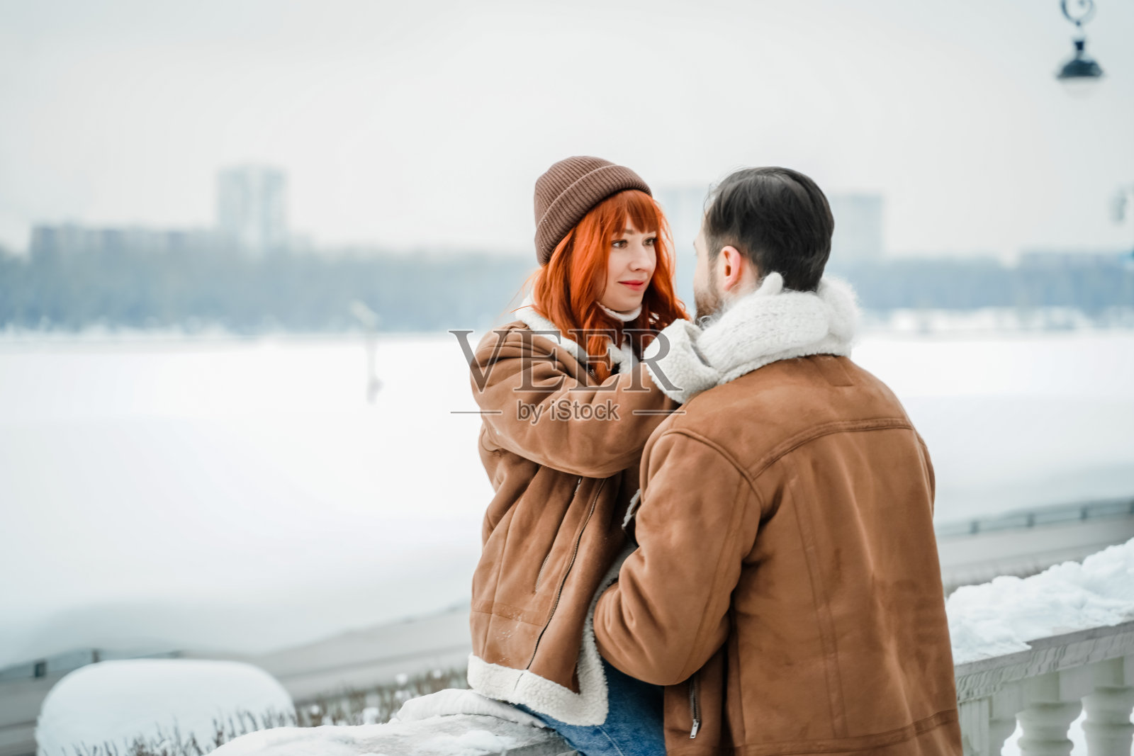 冬日公园里浪漫的一对照片摄影图片