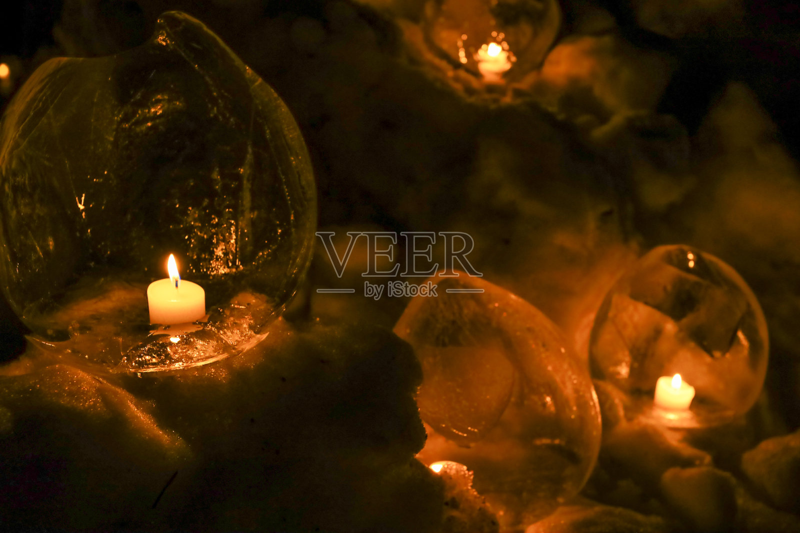 雪地里的冰雪灯。照片摄影图片