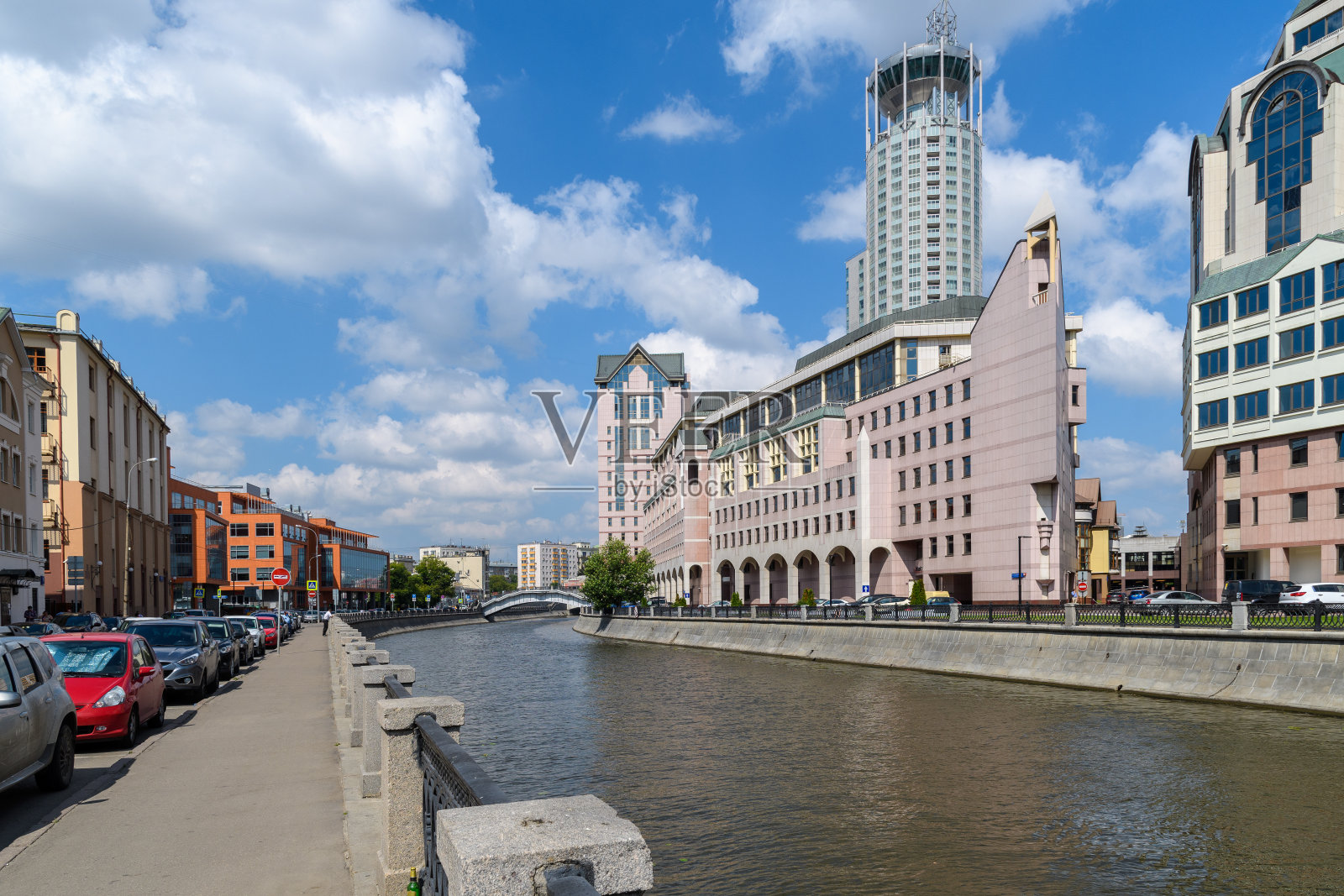 莫斯科运河堤岸，有铸铁栅栏和人行天桥。照片摄影图片