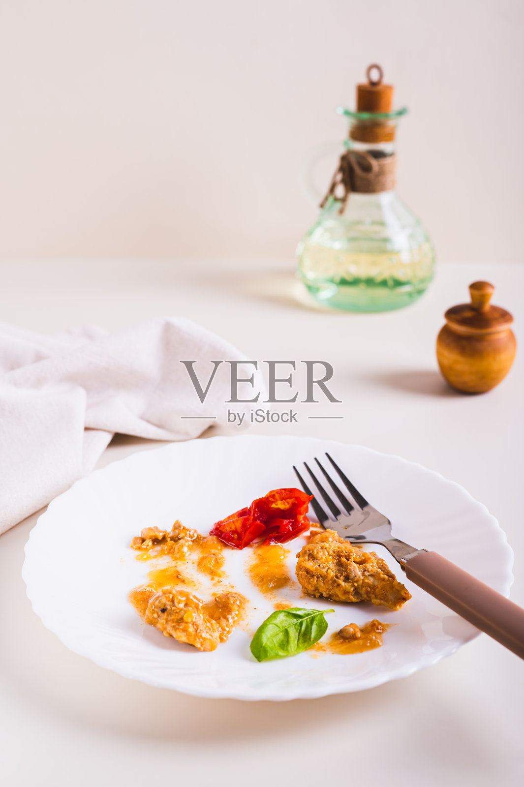 停止食物浪费。餐后餐盘上的剩菜垂直摆放在餐桌上照片摄影图片