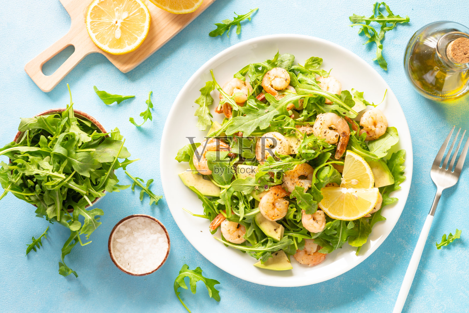 虾沙拉配芝麻菜和鳄梨。照片摄影图片