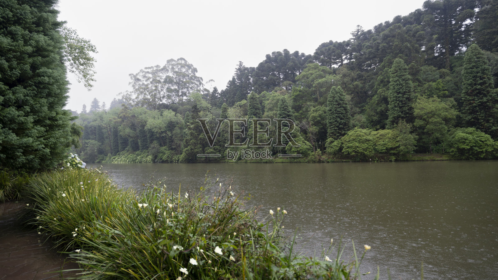 拉戈内格罗在一个下雨天在城市格拉马多在格兰德州南巴西照片摄影图片
