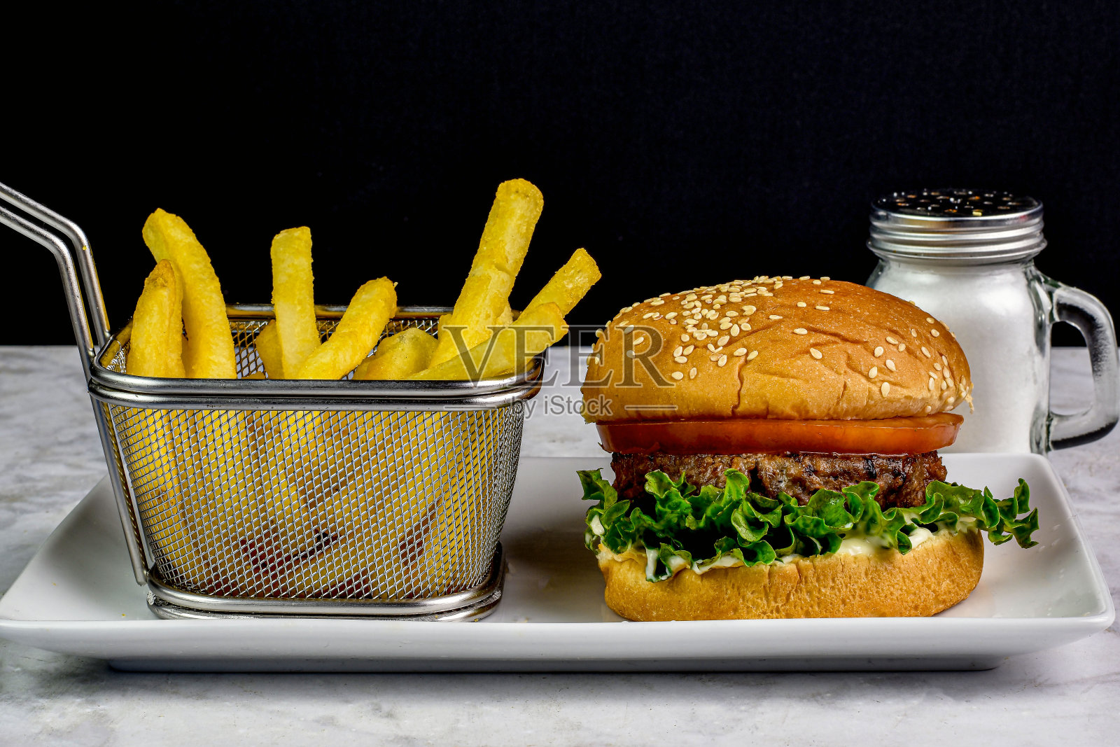 素汉堡配芝麻面包和薯条照片摄影图片