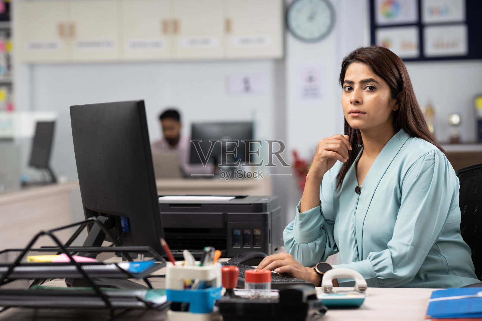 年轻的女商人在办公室工作照片摄影图片