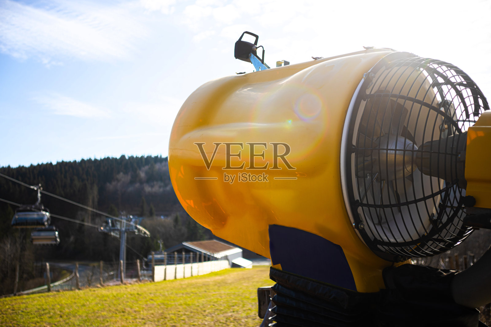 在没有雪的滑雪坡上的滑雪大炮照片摄影图片