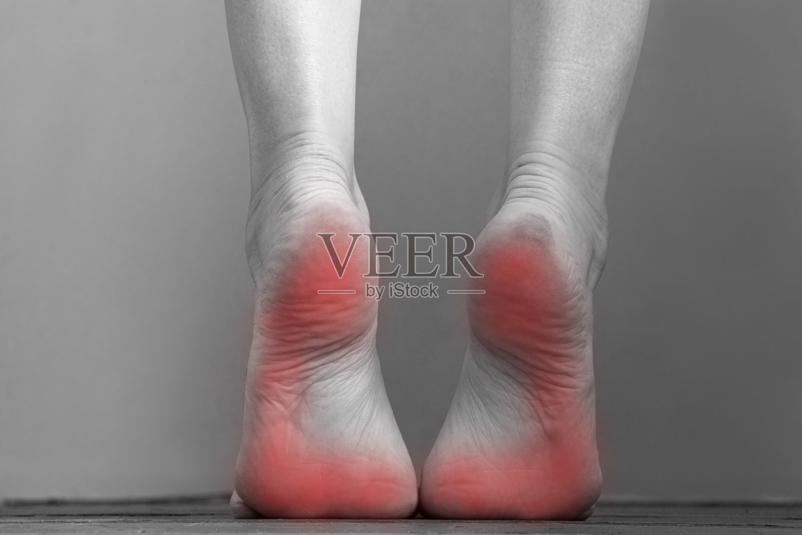 女性腿疼的地方发红，腿疼，腿痛照片摄影图片