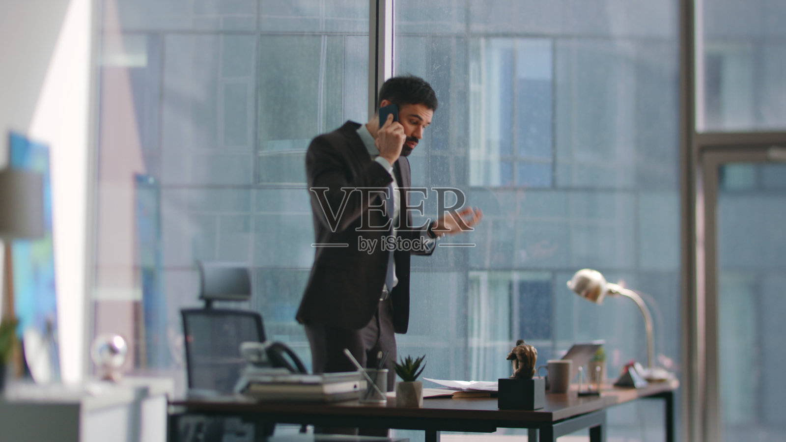 愤怒的企业主在办公室里大喊大叫。愤怒的经理电话交谈照片摄影图片