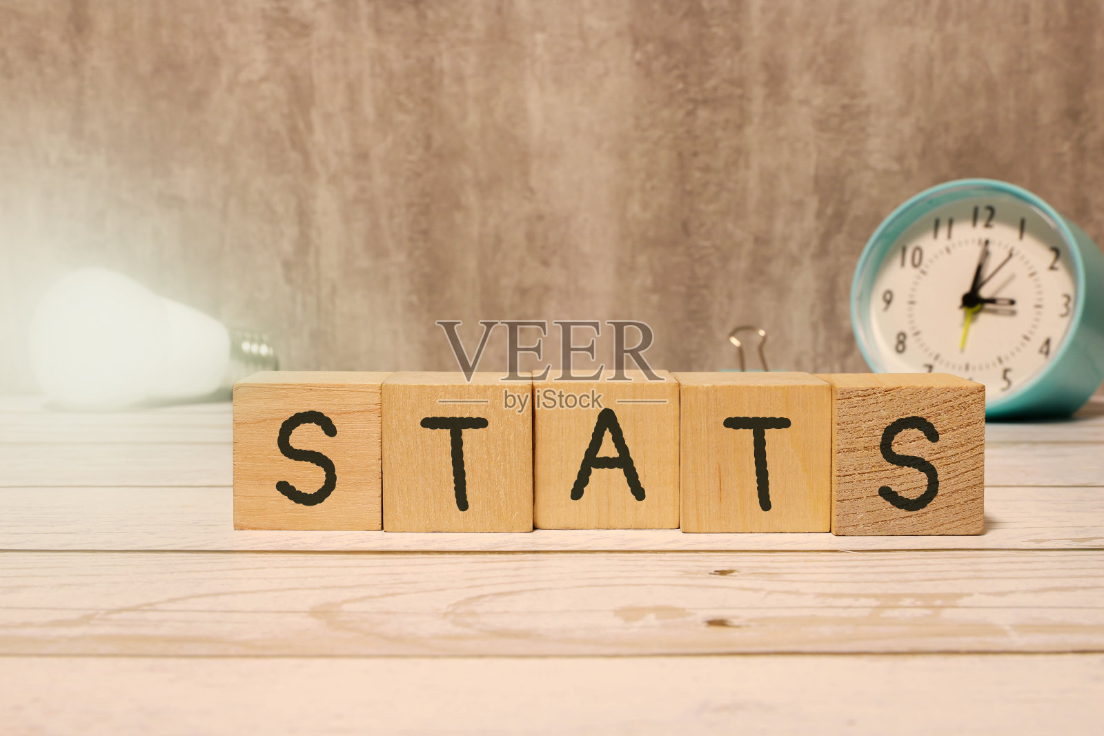 在黑板上用白色箭头包围文本状态的构图。照片摄影图片