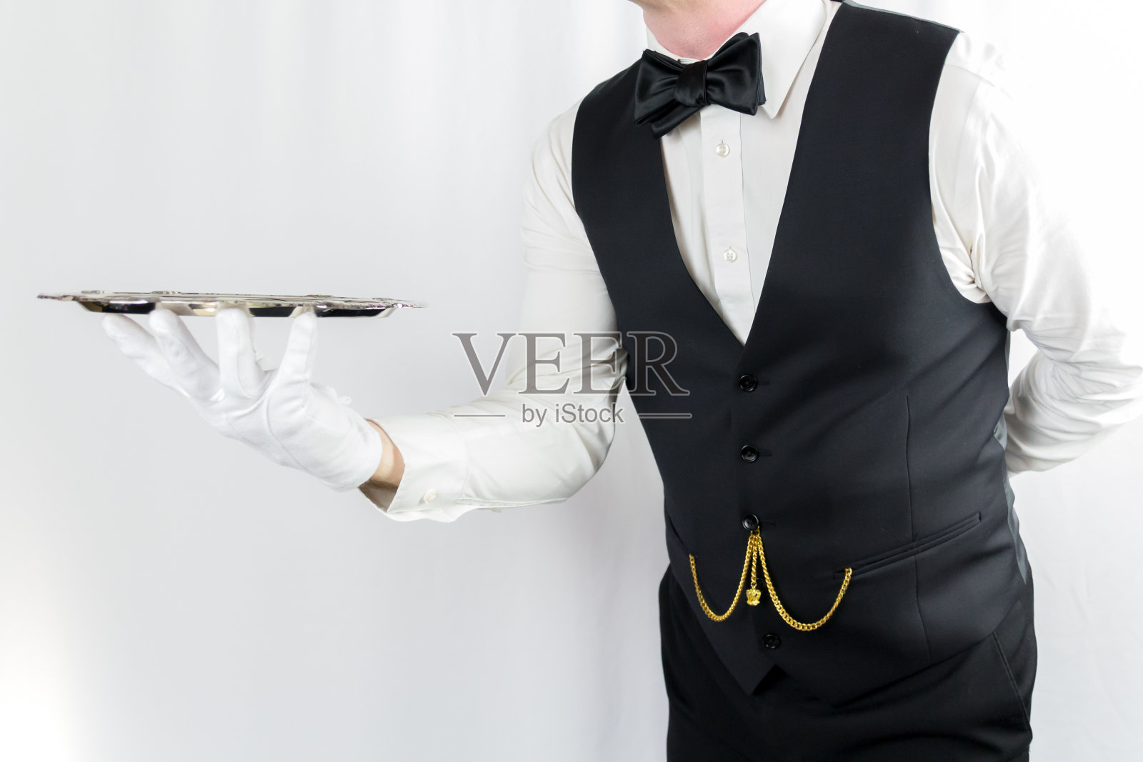 管家或服务员端着托盘为您服务照片摄影图片