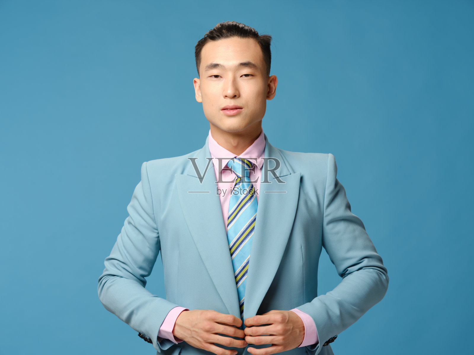 英俊的年轻人穿着西装，微笑着亚洲人的外表商业金融照片摄影图片