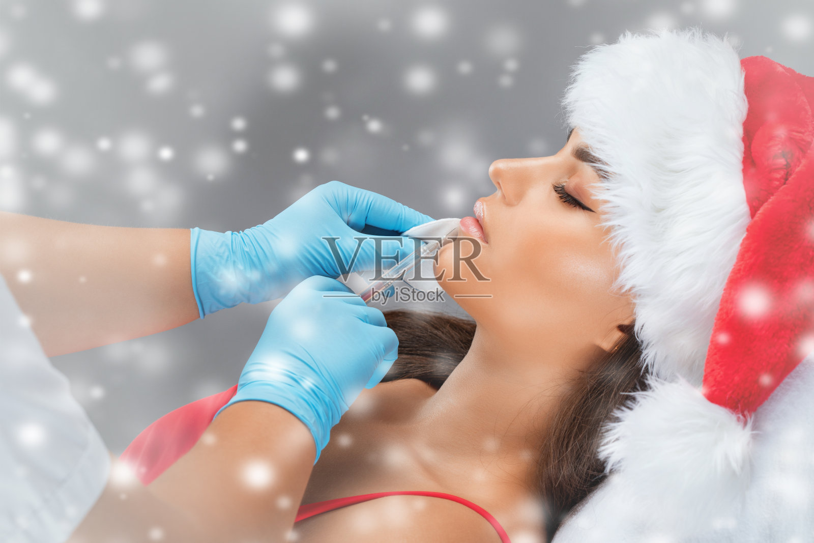 美容师在一个美丽的女人脸上注射抗皱剂。美容院的女性审美美容。照片摄影图片