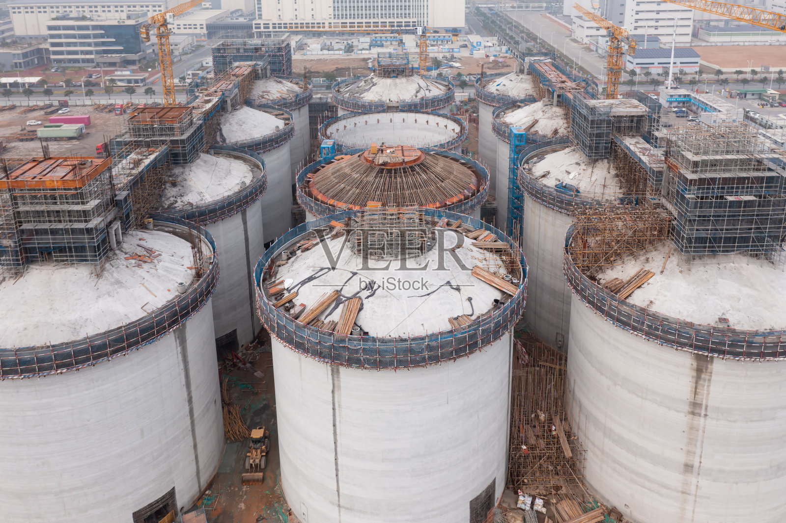 正在建造的大型储罐鸟瞰图照片摄影图片