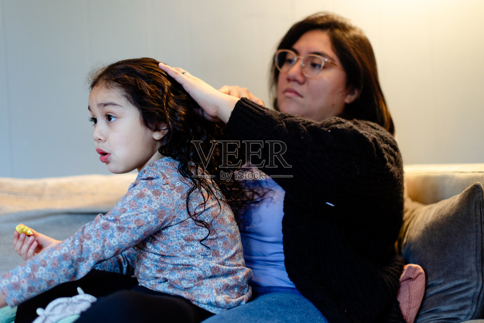 母亲帮助女儿打理头发照片摄影图片