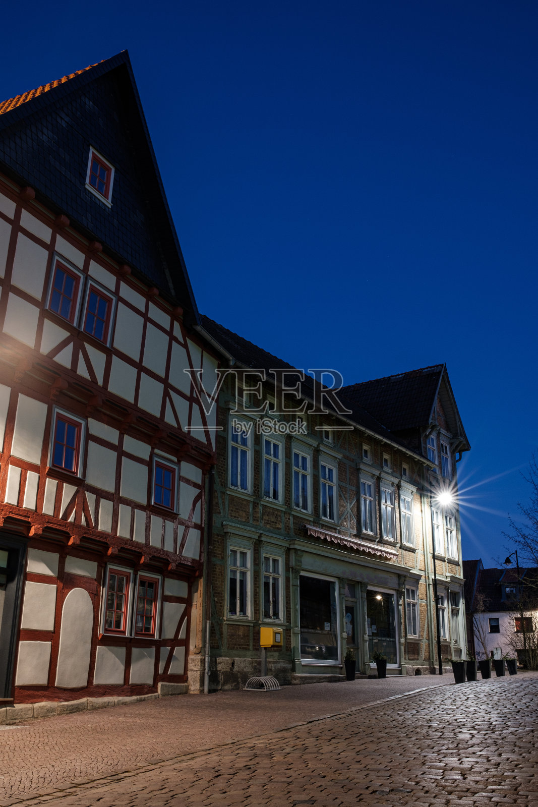 施瓦比施小镇的小巷，有典型的德国建筑风格的房屋和建筑物，晚上还有街灯。照片摄影图片