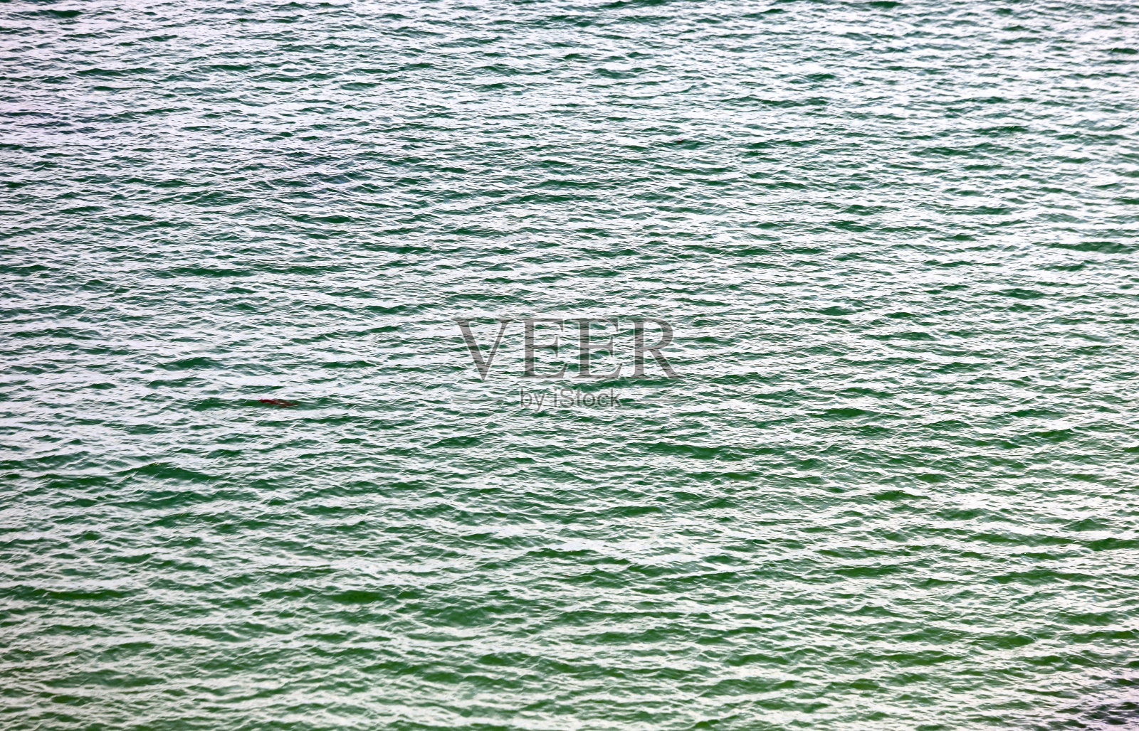 简单的背景是淡蓝色的海水，没有人照片摄影图片