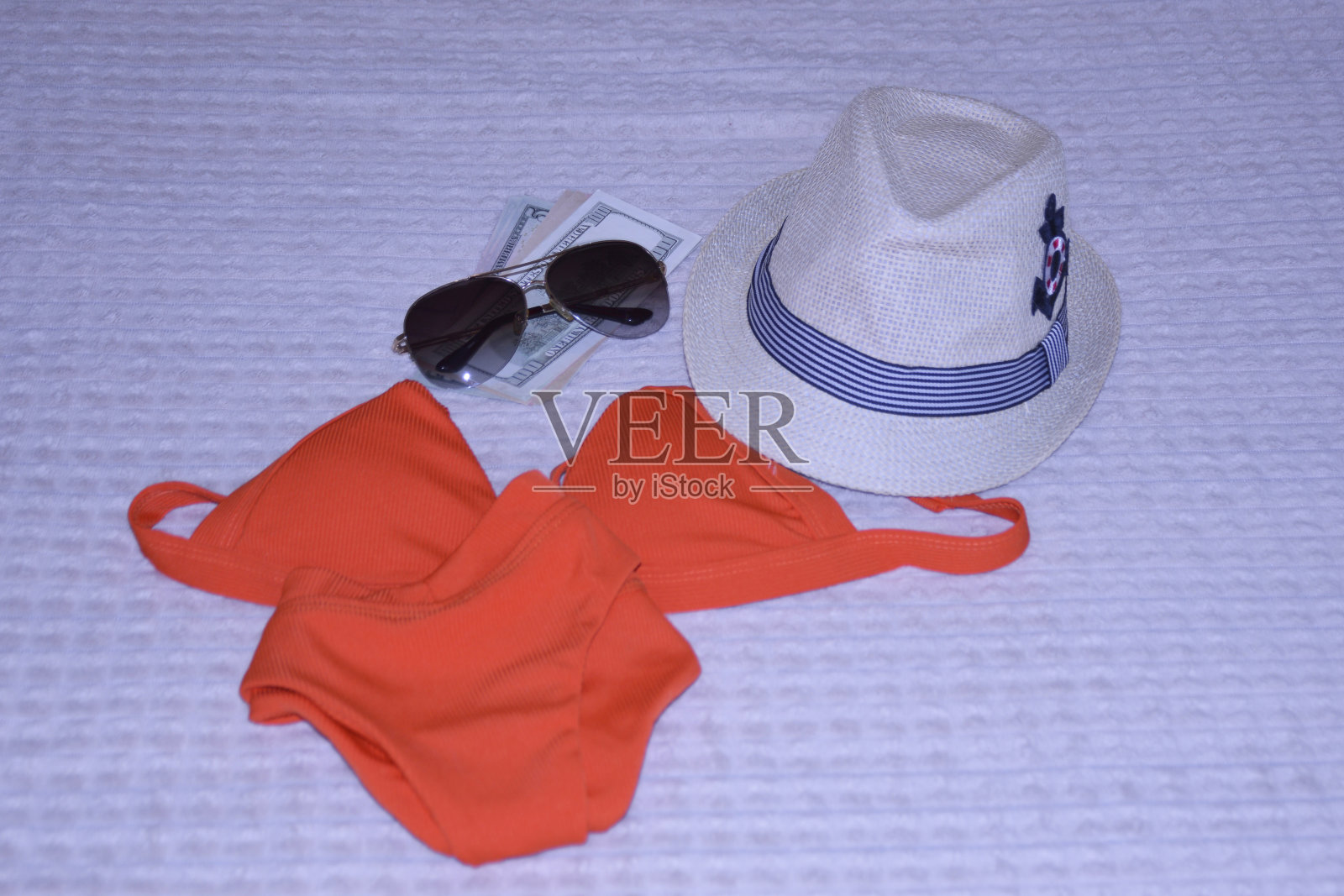 泳装上衣、帽子、美钞和太阳镜照片摄影图片