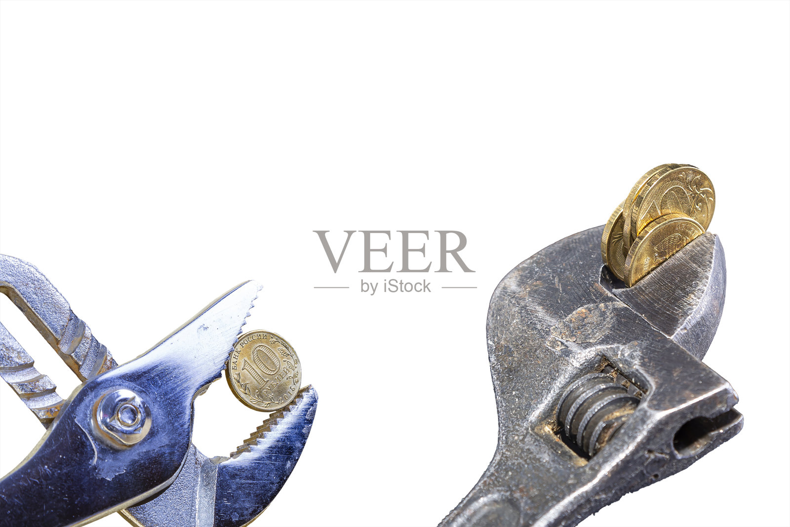 全球金融危机的寓言-铁10卢布硬币(写十卢布，俄罗斯银行)在经济危机的控制下，白底。金融与商业理念照片摄影图片