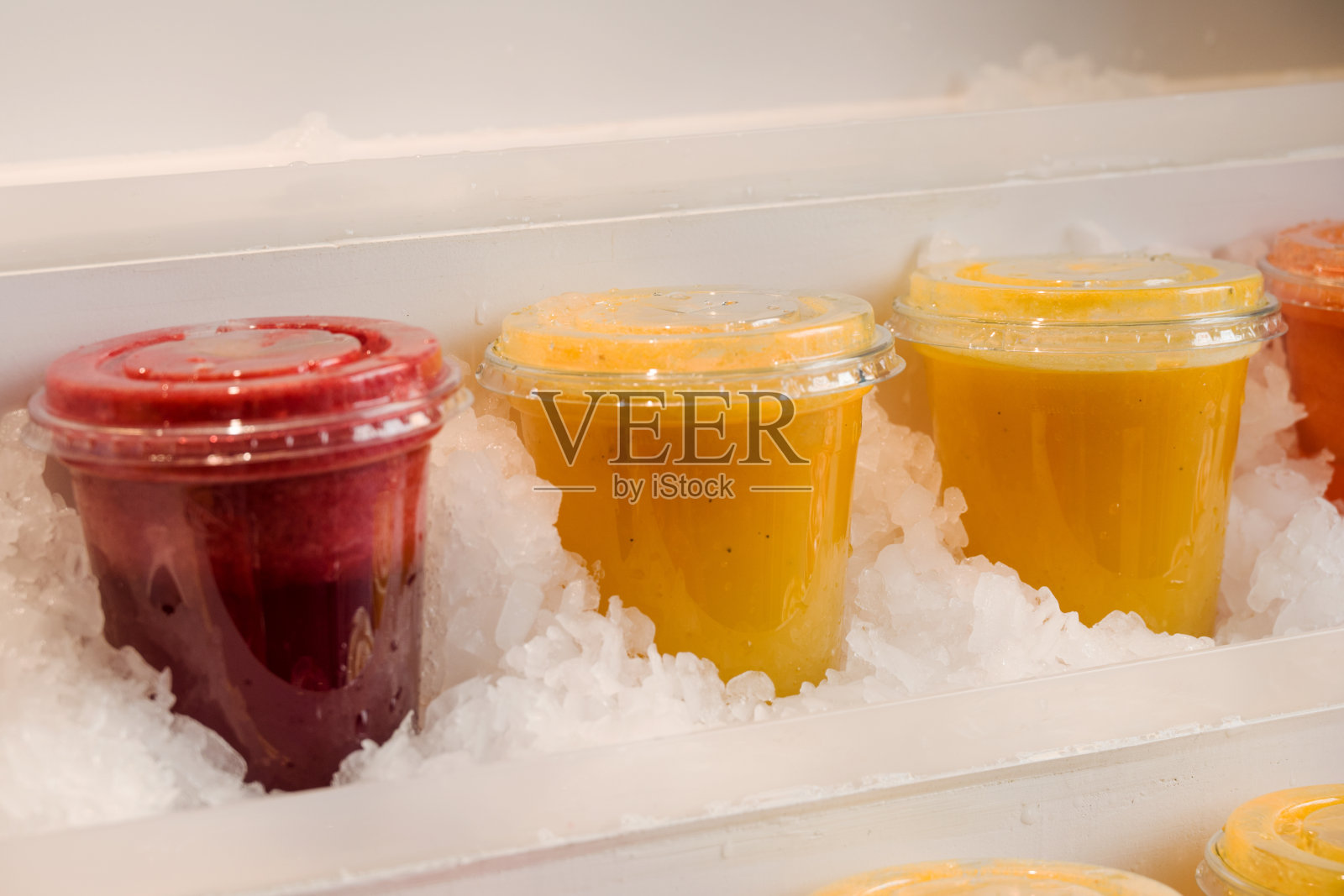 有很多新鲜的水果和蔬菜出售照片摄影图片