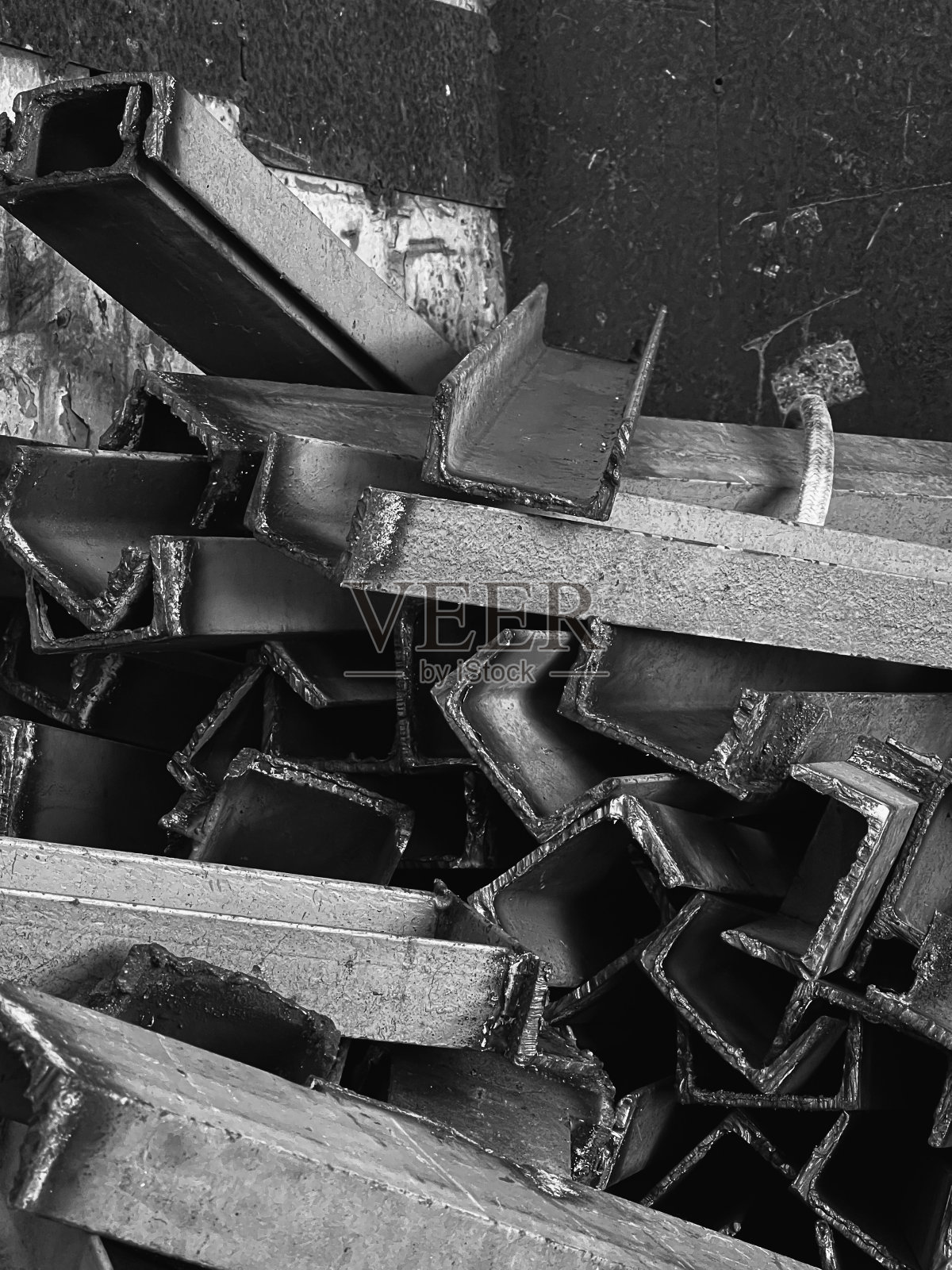 旧的和生锈的钢铁废料，用过的金属，堆在一起的垃圾室，照片摄影图片