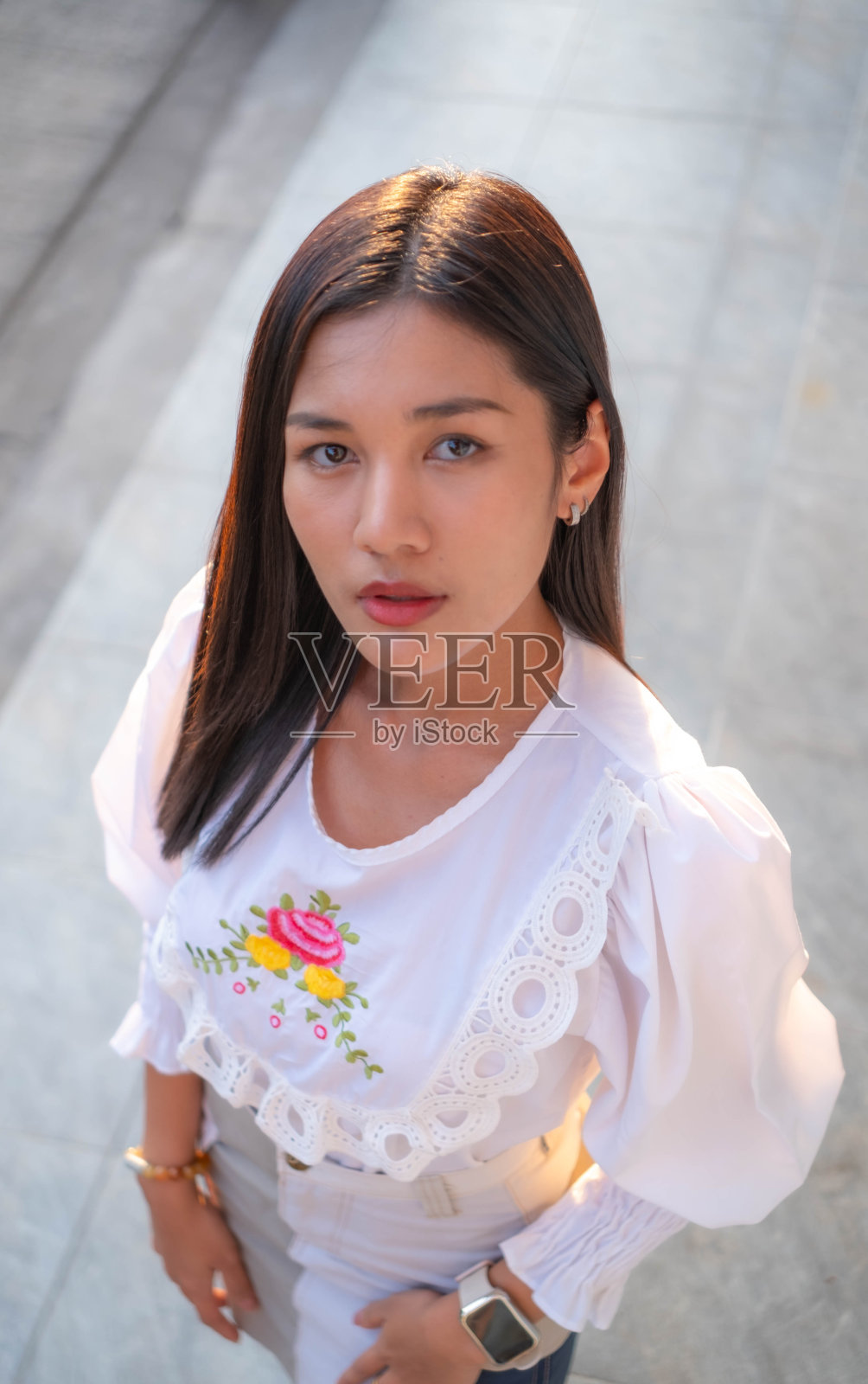 板条箱里美丽的年轻女子转向镜头，做了一个非常可爱的恳求表情。照片摄影图片