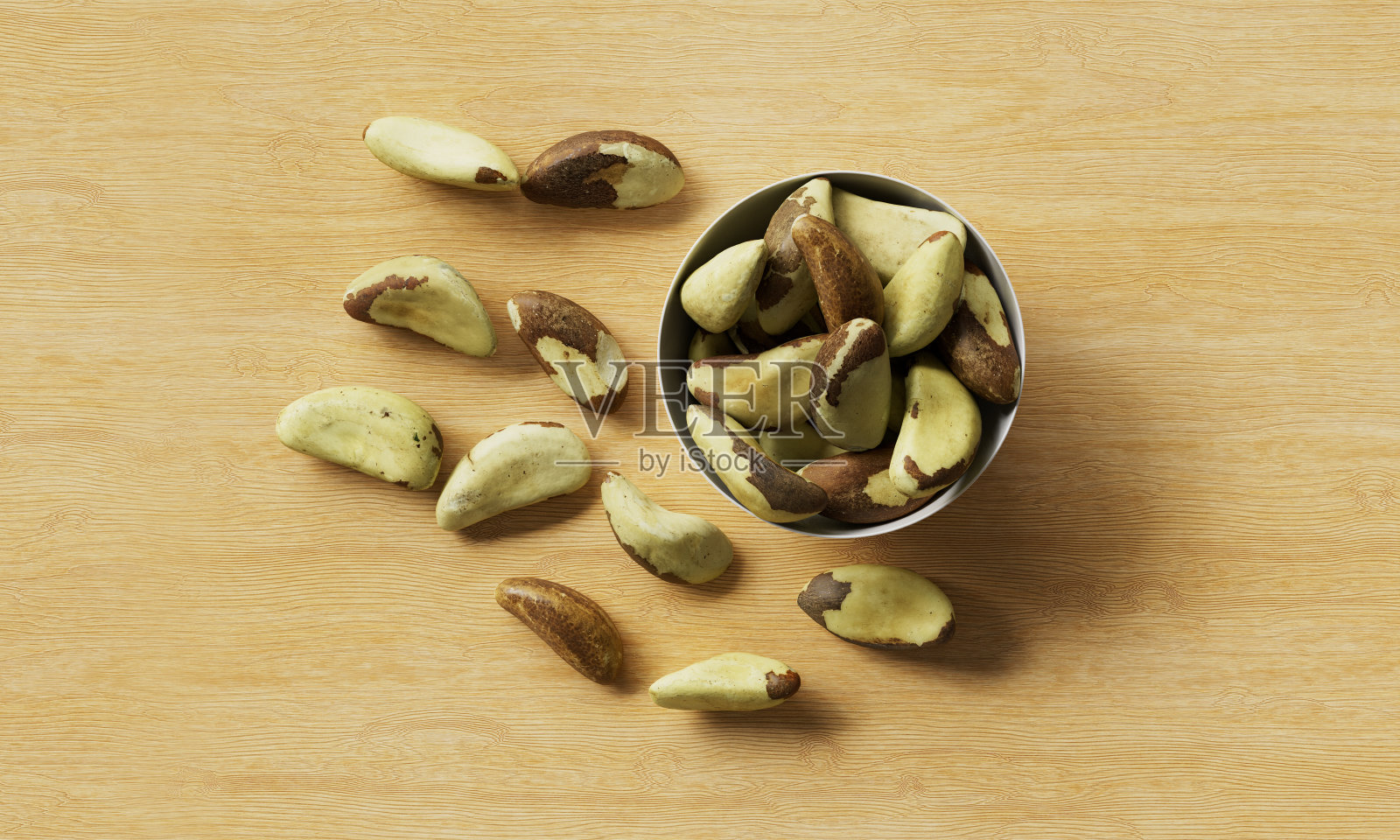 木材背景上的巴西坚果。3D渲染照片摄影图片