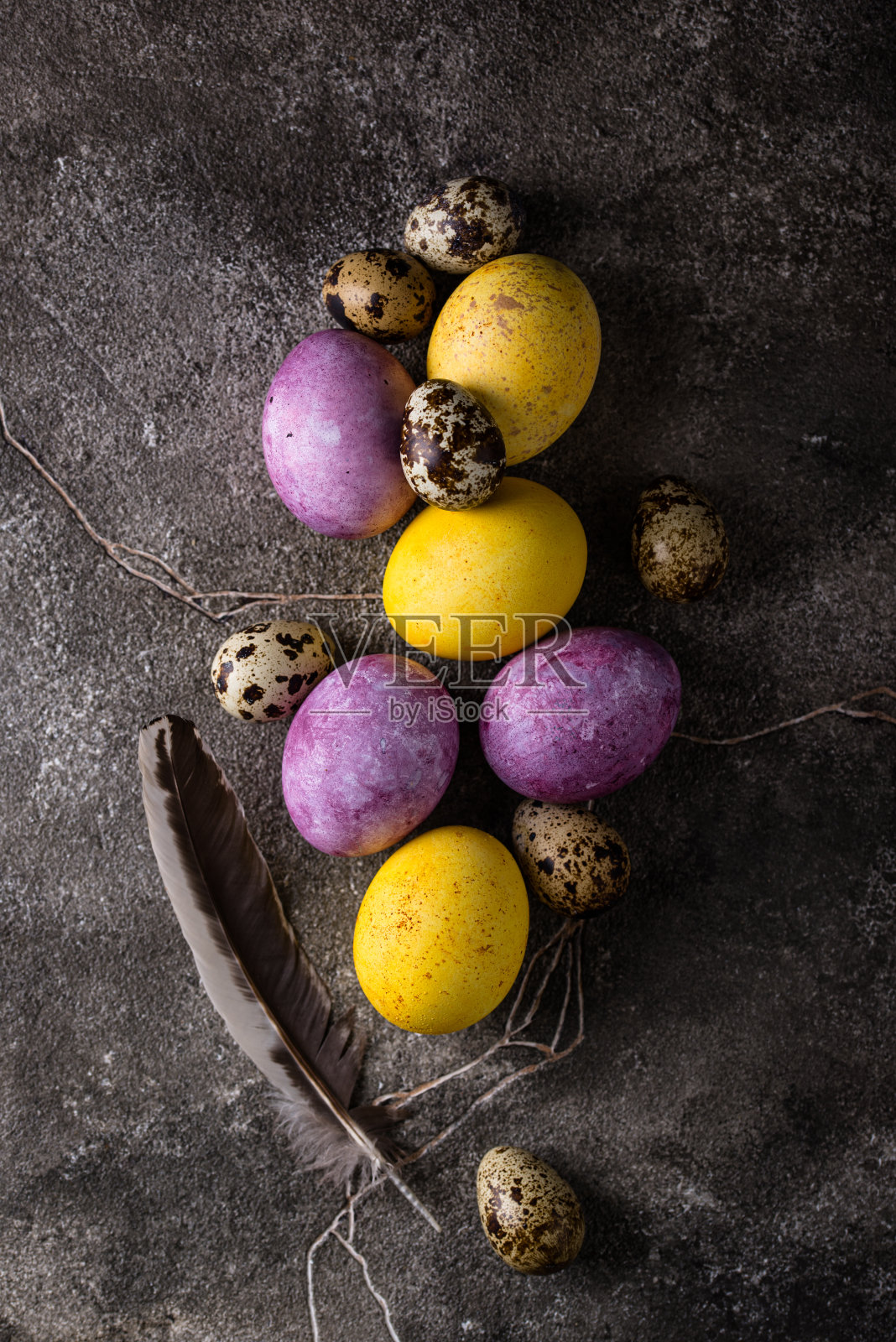 用天然染料画的复活节彩蛋照片摄影图片