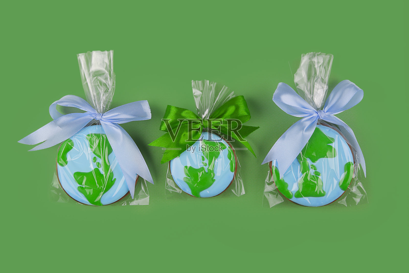 地球日的概念。绿色背景上地球形状的饼干。照片摄影图片