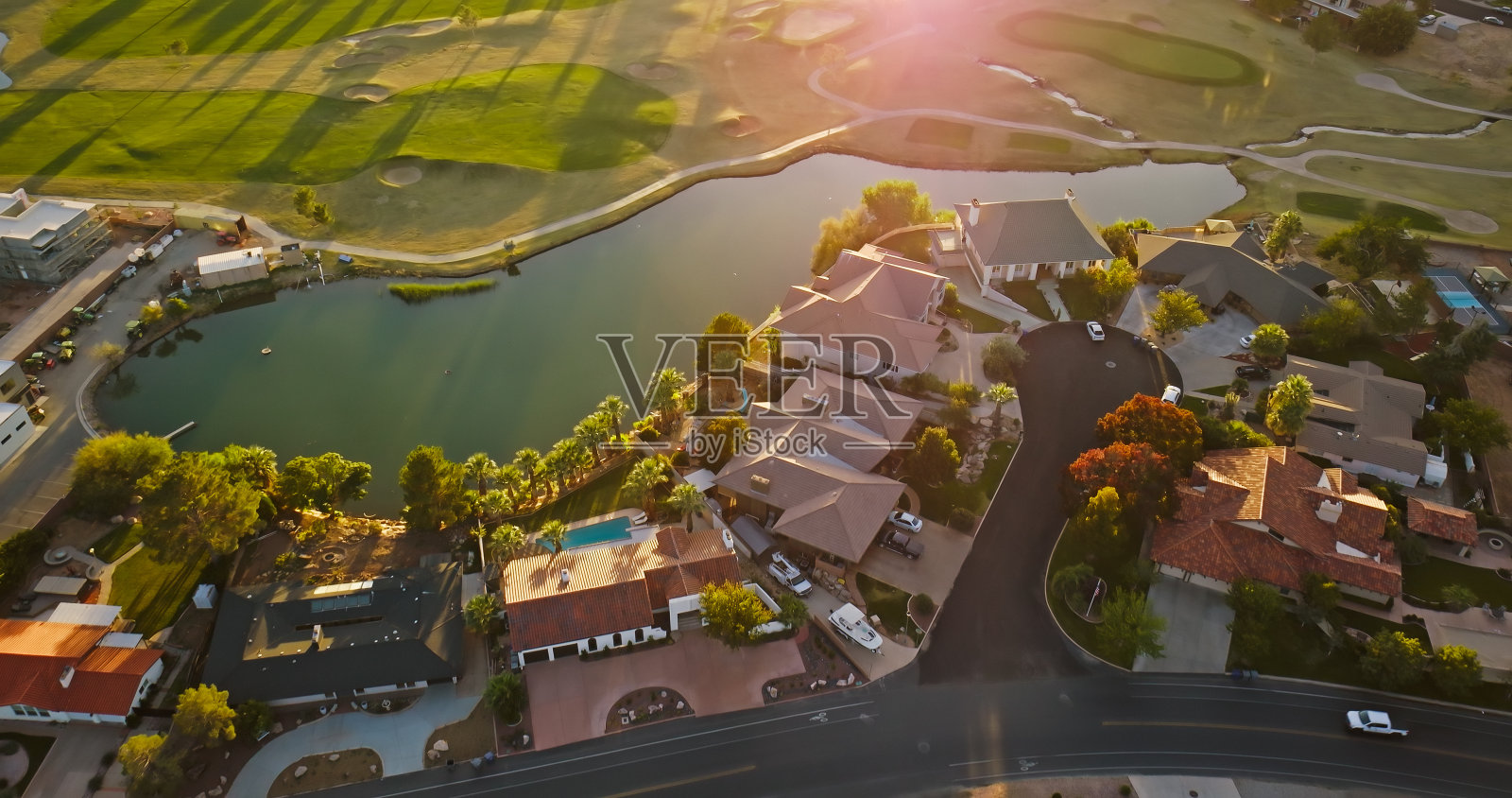 郊区的房子建在高尔夫球场周围圣乔治，犹他州在日落-高角度无人机拍摄照片摄影图片