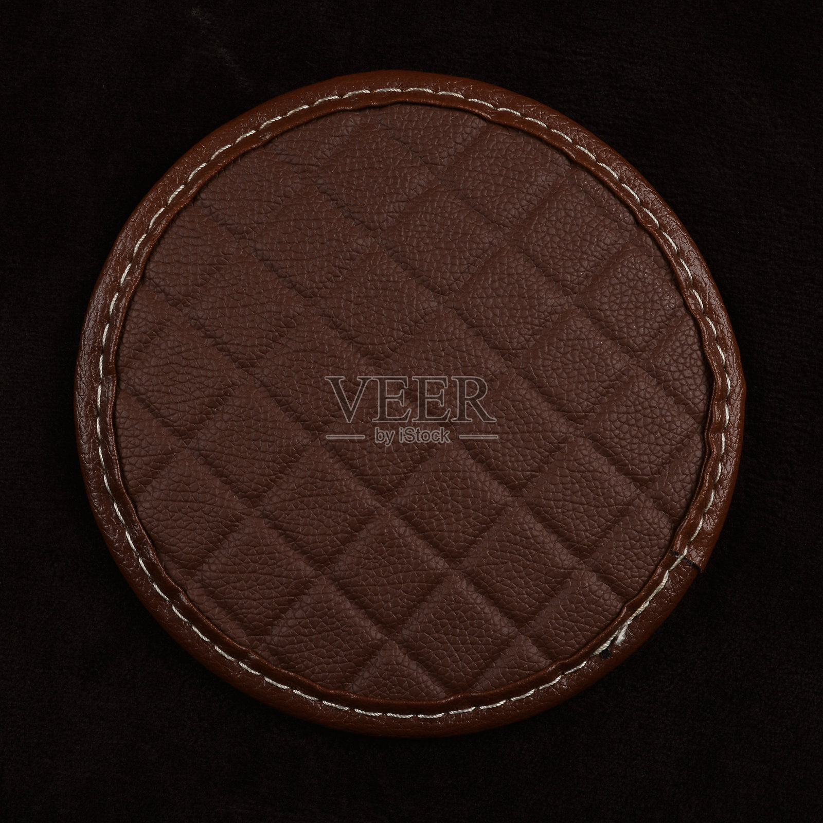 豪华品质钛银河汽车哑光PVC皮革光泽地毯红棕色黑灰色蓝绿色栗色纹理圆形在深棕色地毯背景照片摄影图片