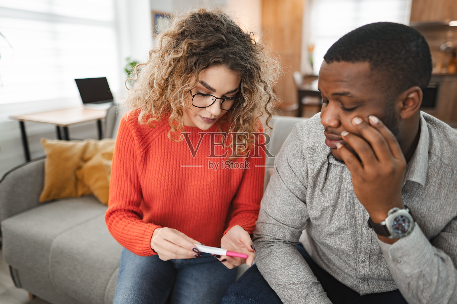 多种族夫妇在家里检查验孕棒照片摄影图片