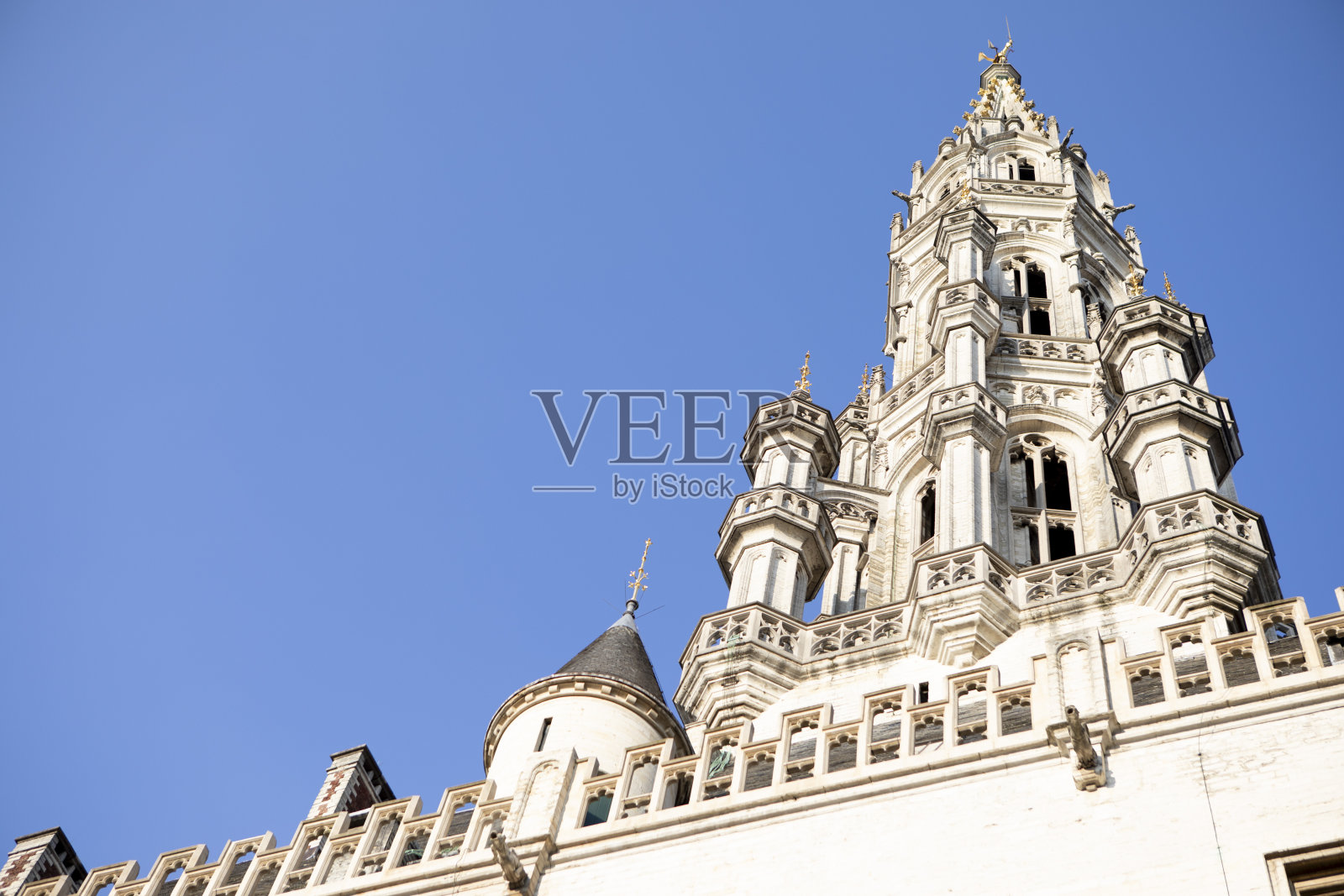 布鲁塞尔市政厅大厦，天空晴朗照片摄影图片