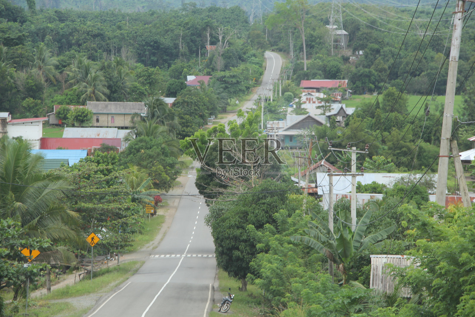 孤独的公路穿越加里曼丹照片摄影图片
