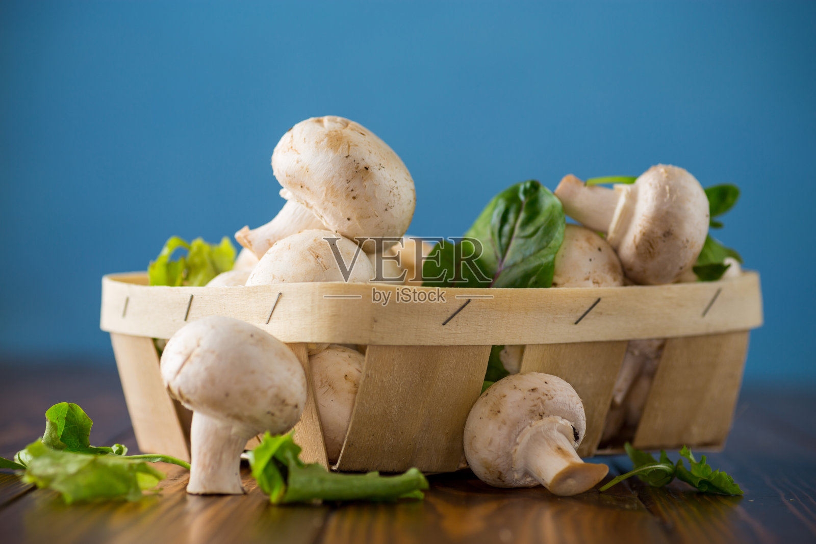 新鲜的生冠军放在篮子里照片摄影图片