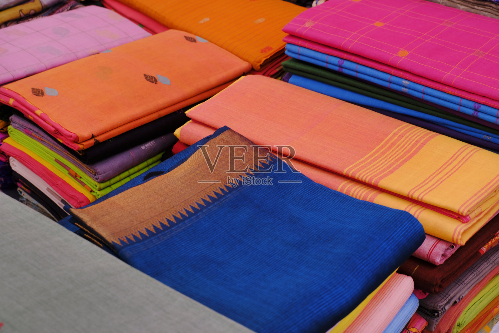 传统的印度服饰，不同质地和颜色的美丽纺织品，彩色的印度面料，来自印度的面料。照片摄影图片