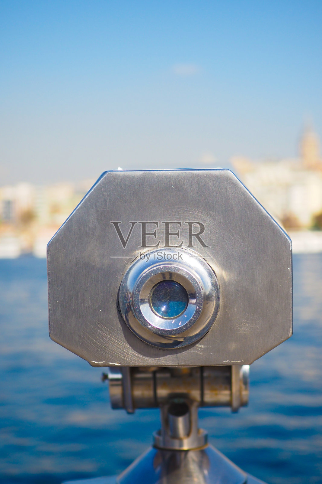 投币双筒望远镜俯瞰城市，照片摄影图片