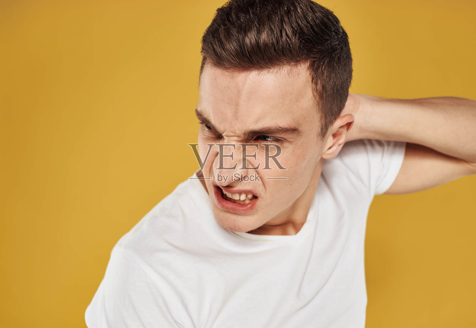 好斗的人会摸自己的头，表现出易怒的情绪照片摄影图片