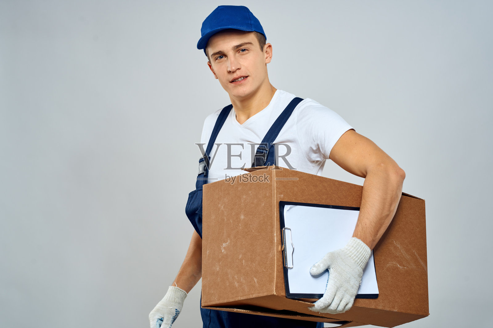 一名工人拿着箱子，提供装货服务和包装服务照片摄影图片