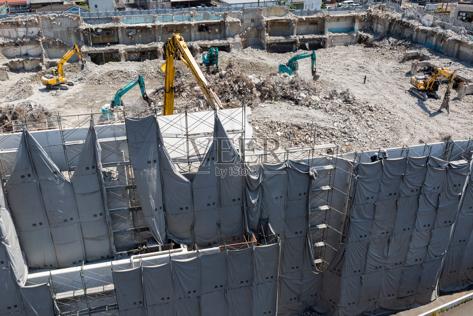 建筑物拆除工地用电动铲照片摄影图片