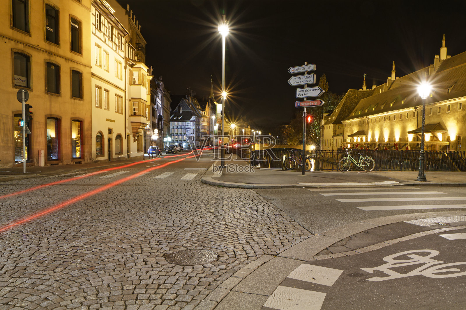 夜晚的斯特拉斯堡在阿尔萨斯照片摄影图片