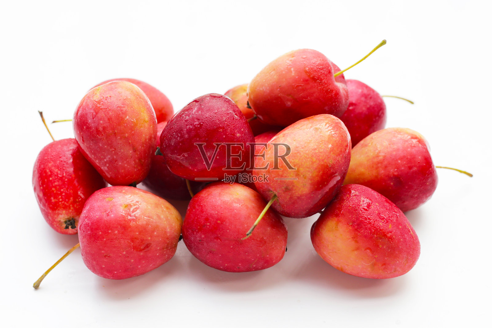 白色背景上新鲜的小红苹果照片摄影图片