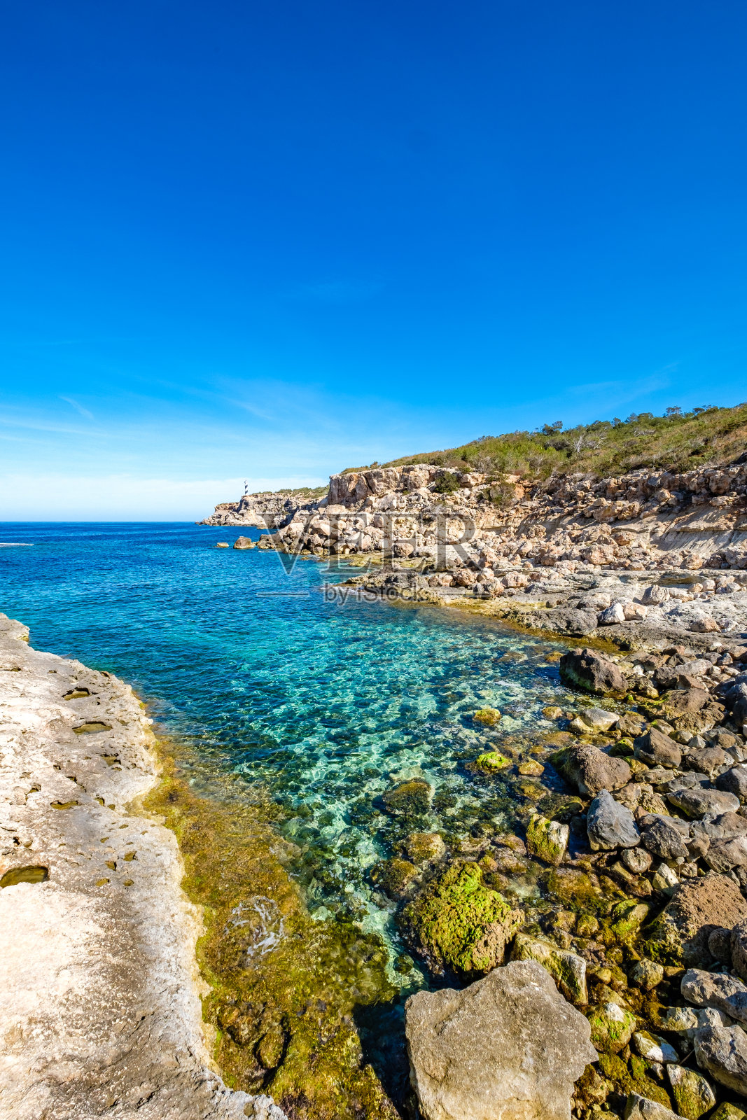 Cala Portinax海湾拥有美丽的湛蓝海水照片摄影图片