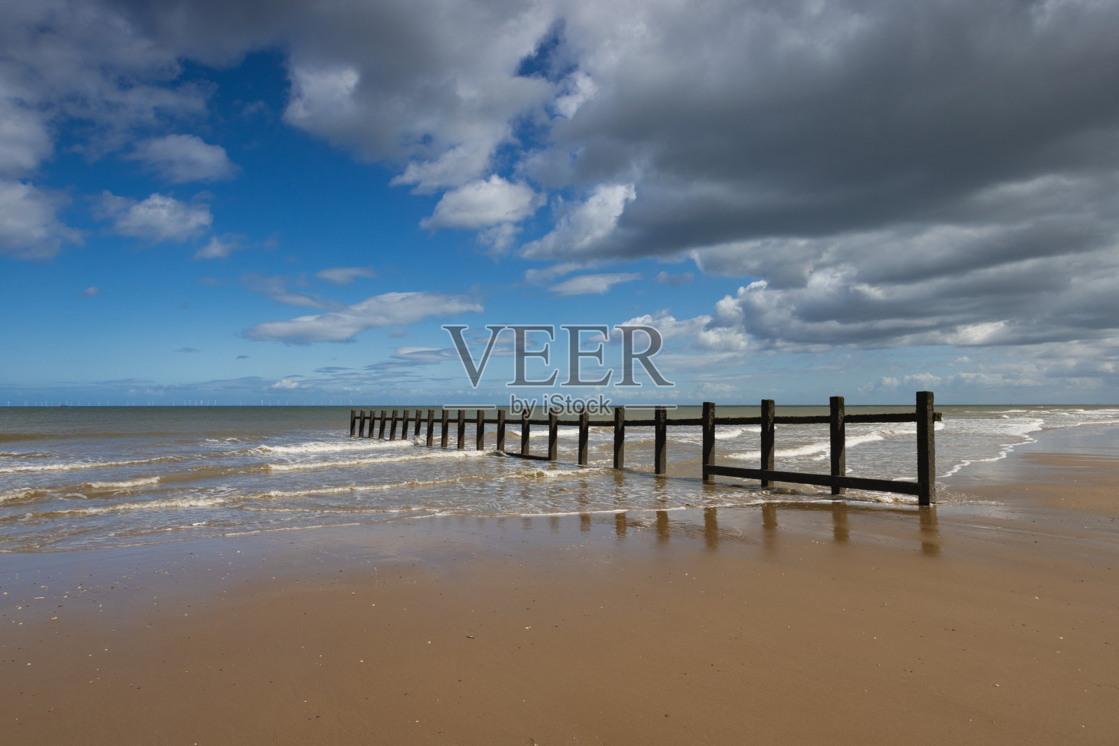 阳光明媚的一天，在威尔士里尔无尽的海滩上照片摄影图片